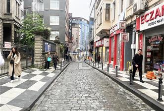 UZUN SOKAK'TA KİRALIK İŞ YERİ & OFİS FIRSATI! CB LİKA FARKIYLA