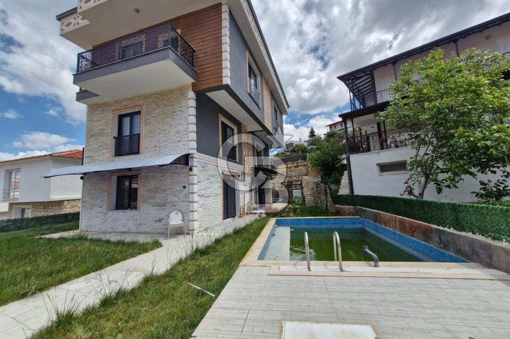 Yeni Foça' da Satılık Eşyalı 170 m² Villa Coldwell Banker PH