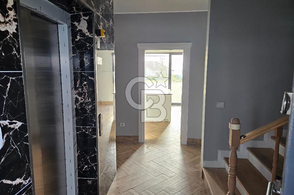 Yalova Merkezde Deniz Manzaralı Asansörlü Satılık Lüks Villa!