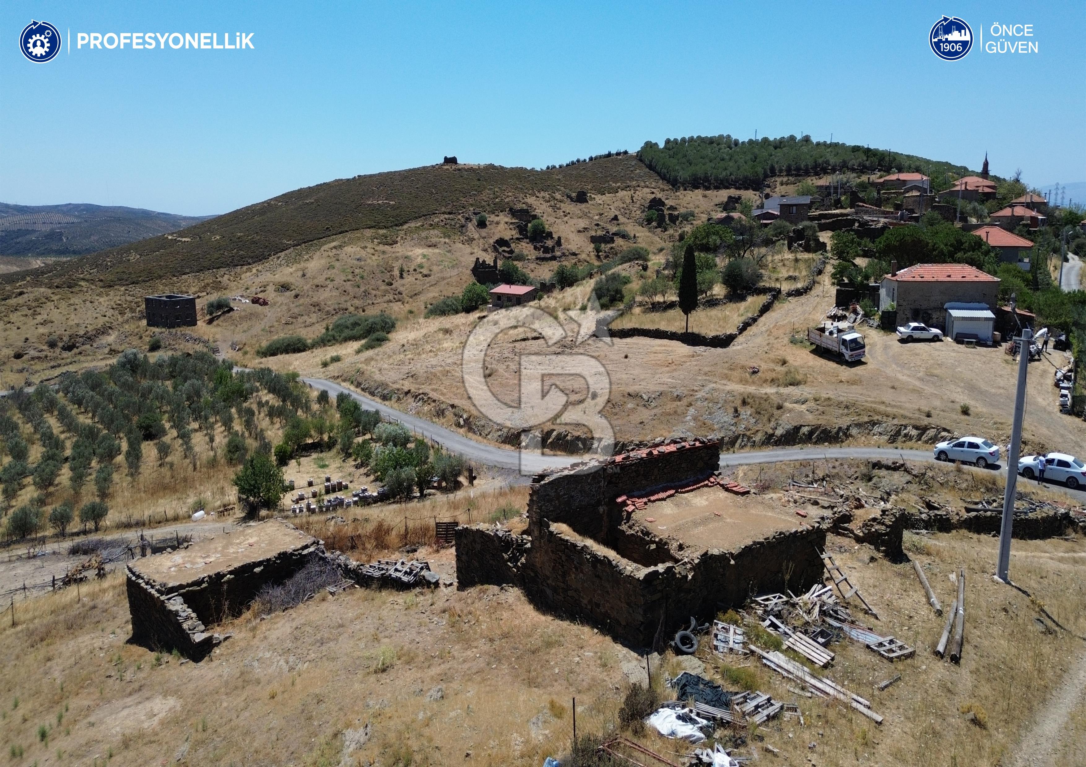 Karaburun Parlak Köyü'nde Numaratajlı Kargir Ev ve Bahçesi