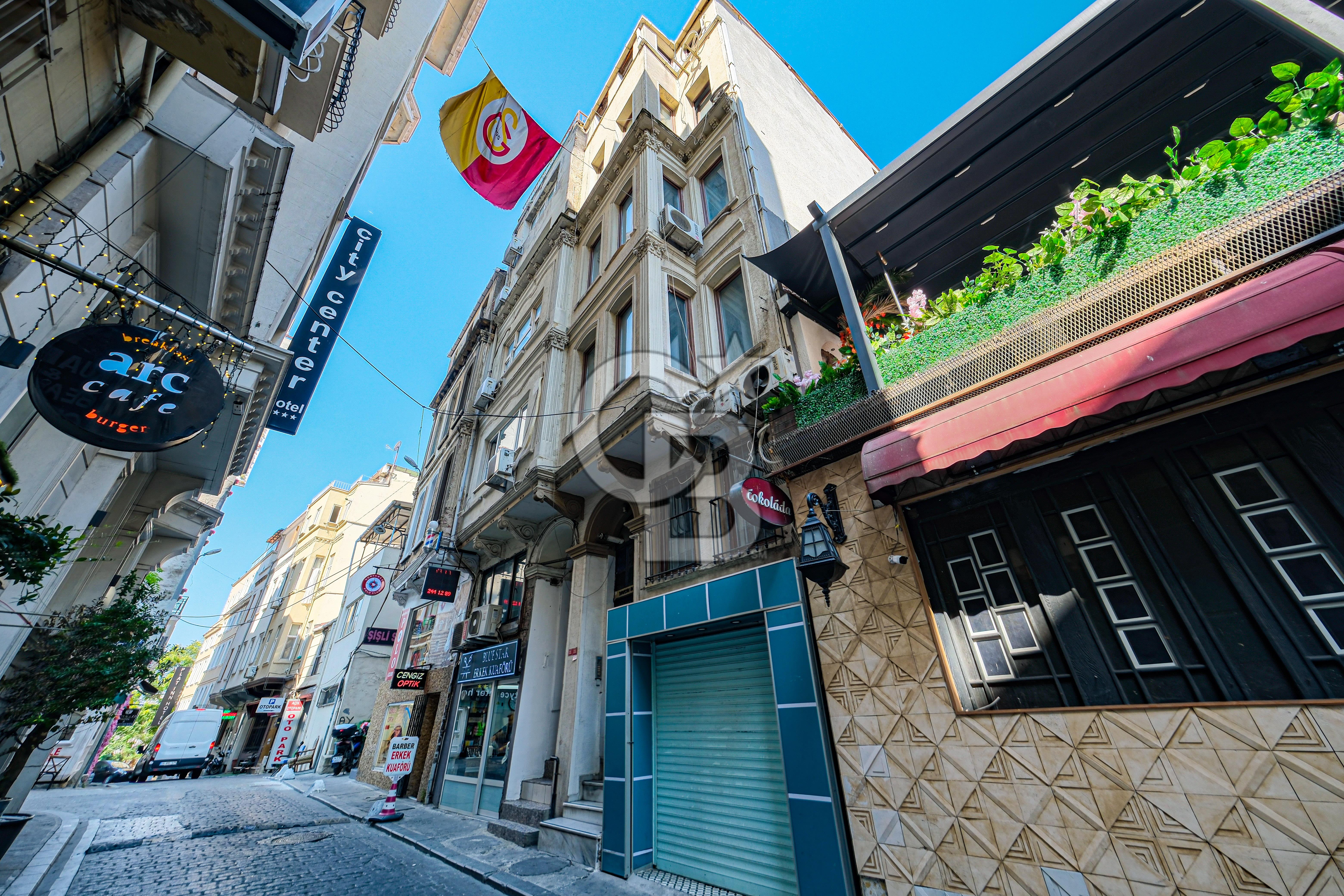 TAKSİM MEYDANA YAKIN DÜKKAN ÜSTÜ 5 KAT SATILIK BİNA