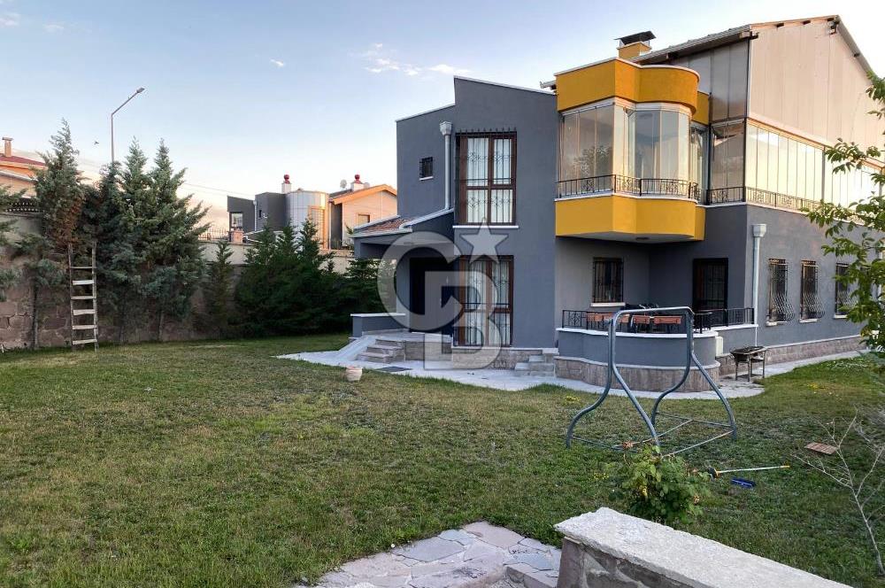 ÖzÇağla Sitesi 2 Katlı Villa, 5 Dönüm Arsa ile Birlikte Satılık 