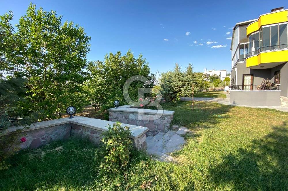 ÖzÇağla Sitesi 2 Katlı Villa, 5 Dönüm Arsa ile Birlikte Satılık 