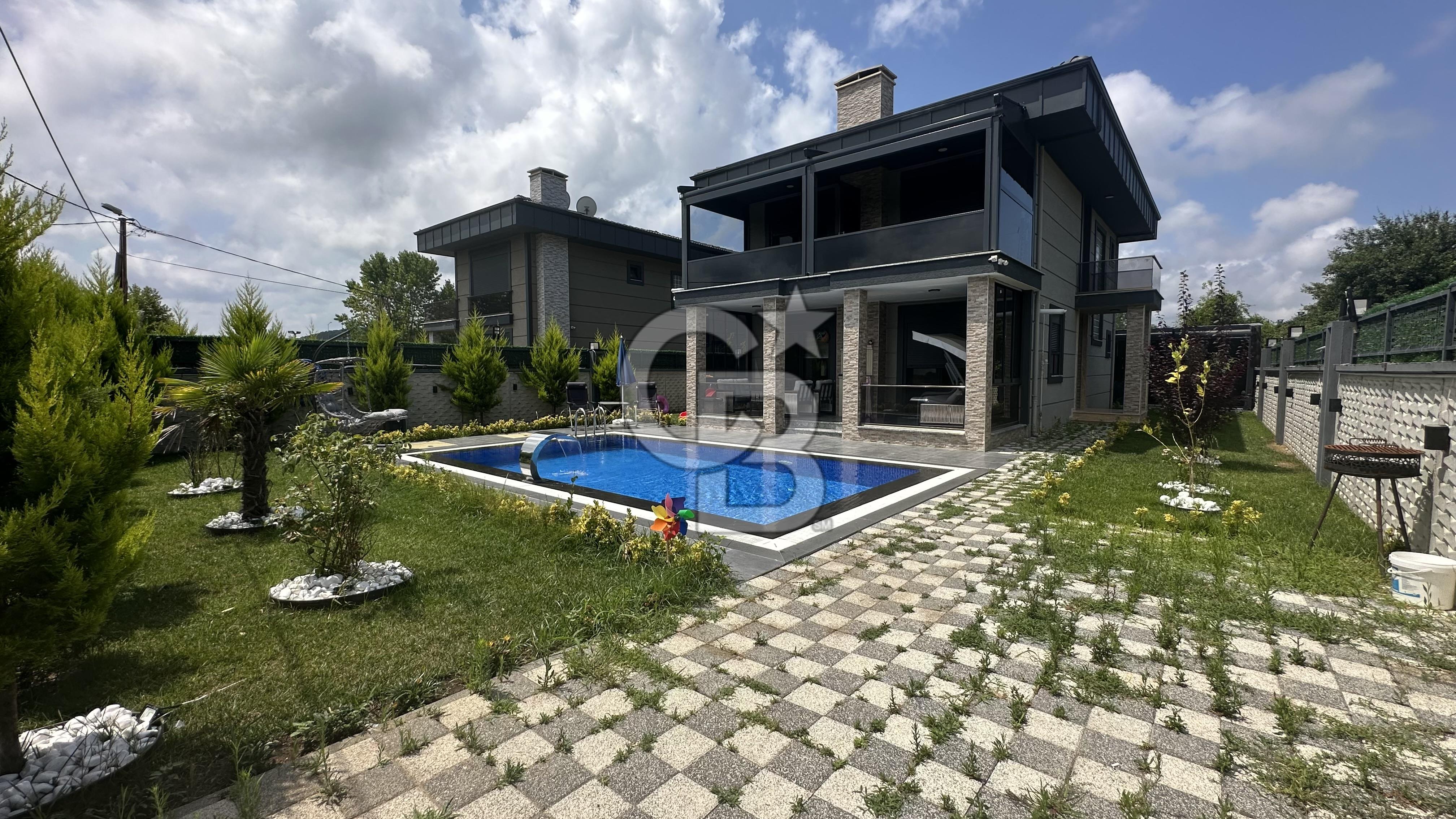 Şile de Denize 700 m Mesafede 470m2 Arsaya Kurulu Satılık Villa