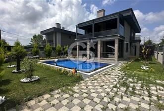 Şile de Denize 700 m Mesafede 470m2 Arsaya Kurulu Satılık Villa