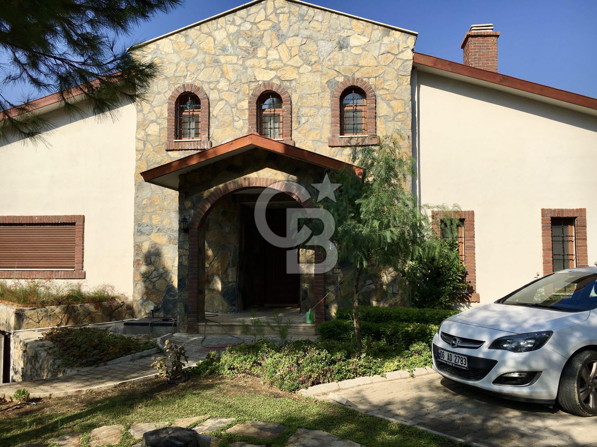 Urla Kalabak’ta Çamkoza Sitesi’nde Satılık 5+2 Triplex Villa
