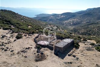AYVACIK BALABANLI'DA MİDİLLİ MANZARALI SATILIK EV , DAM VE BAHÇE