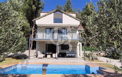 Buca Belenbaşın’da 7+1 Satılık Havuzlu Müstakil Villa