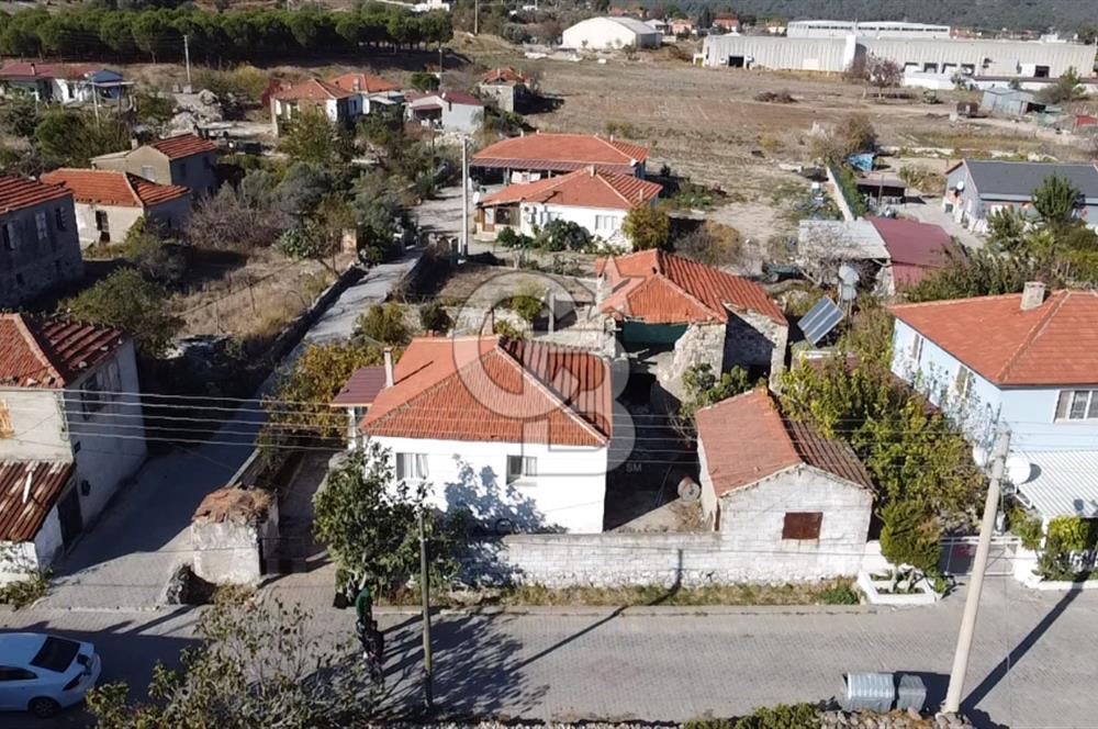URLA ZEYTİNLER KÖY İÇİNDE 713 M2 ARSA İÇİNDE 2 ADET EV VE AHIR