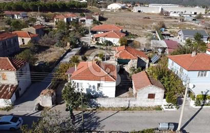 URLA ZEYTİNLER KÖY İÇİNDE 713 M2 ARSA İÇİNDE 2 ADET EV VE AHIR