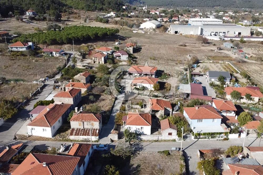 URLA ZEYTİNLER KÖY İÇİNDE 713 M2 ARSA İÇİNDE 2 ADET EV VE AHIR