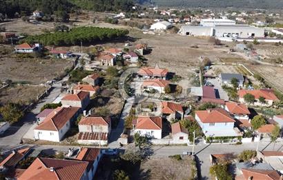 URLA ZEYTİNLER KÖY İÇİNDE 713 M2 ARSA İÇİNDE 2 ADET EV VE AHIR