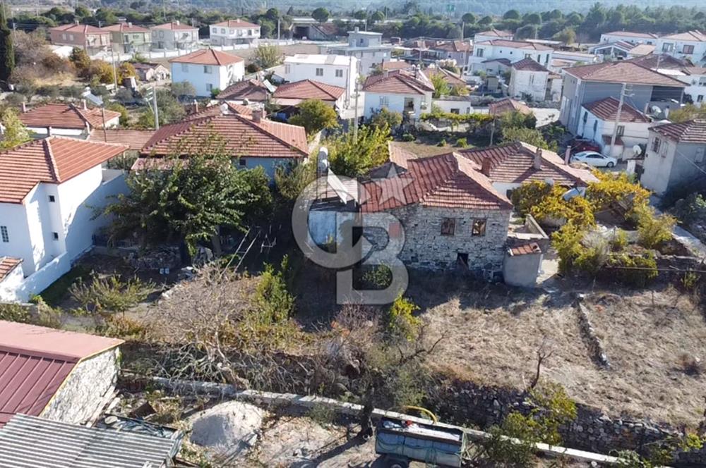 URLA ZEYTİNLER KÖY İÇİNDE 713 M2 ARSA İÇİNDE 2 ADET EV VE AHIR