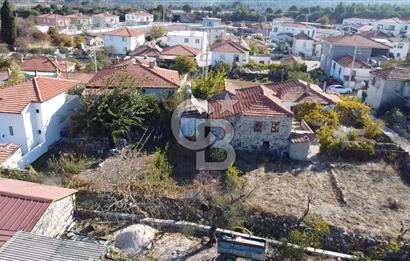 URLA ZEYTİNLER KÖY İÇİNDE 713 M2 ARSA İÇİNDE 2 ADET EV VE AHIR