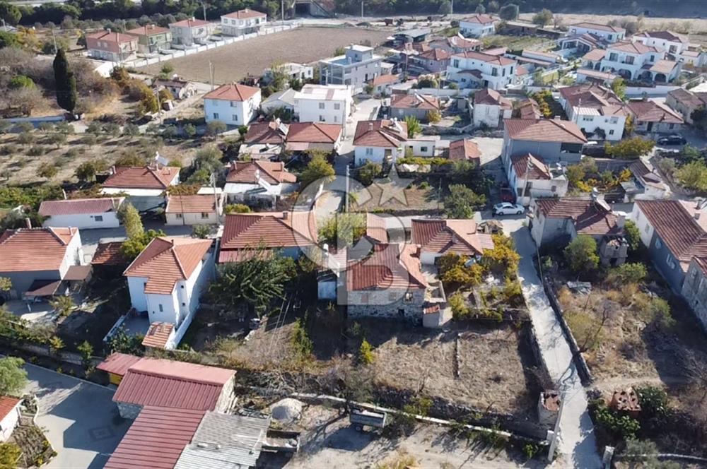 URLA ZEYTİNLER KÖY İÇİNDE 713 M2 ARSA İÇİNDE 2 ADET EV VE AHIR
