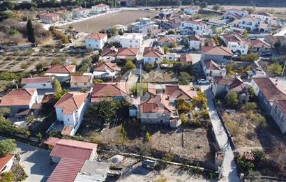 URLA ZEYTİNLER KÖY İÇİNDE 713 M2 ARSA İÇİNDE 2 ADET EV VE AHIR