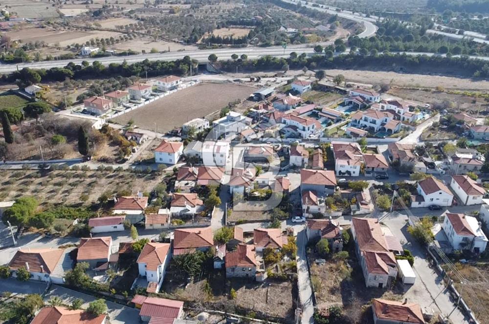 URLA ZEYTİNLER KÖY İÇİNDE 713 M2 ARSA İÇİNDE 2 ADET EV VE AHIR