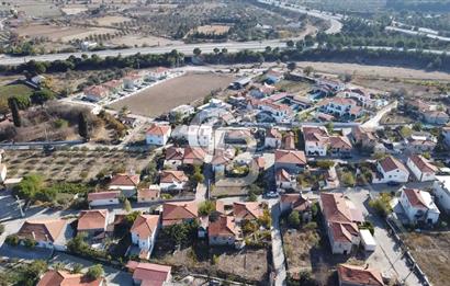 URLA ZEYTİNLER KÖY İÇİNDE 713 M2 ARSA İÇİNDE 2 ADET EV VE AHIR