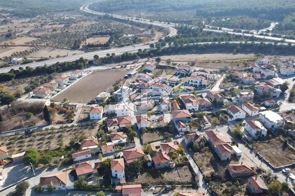 URLA ZEYTİNLER KÖY İÇİNDE 713 M2 ARSA İÇİNDE 2 ADET EV VE AHIR