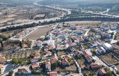 URLA ZEYTİNLER KÖY İÇİNDE 713 M2 ARSA İÇİNDE 2 ADET EV VE AHIR