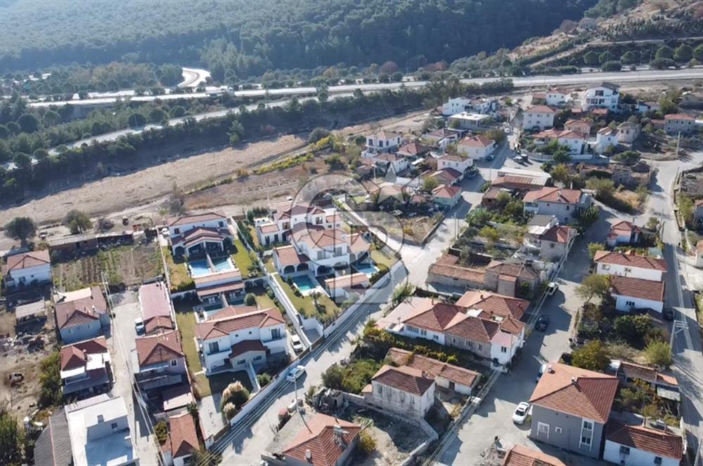 URLA ZEYTİNLER KÖY İÇİNDE 713 M2 ARSA İÇİNDE 2 ADET EV VE AHIR