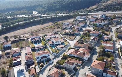 URLA ZEYTİNLER KÖY İÇİNDE 713 M2 ARSA İÇİNDE 2 ADET EV VE AHIR