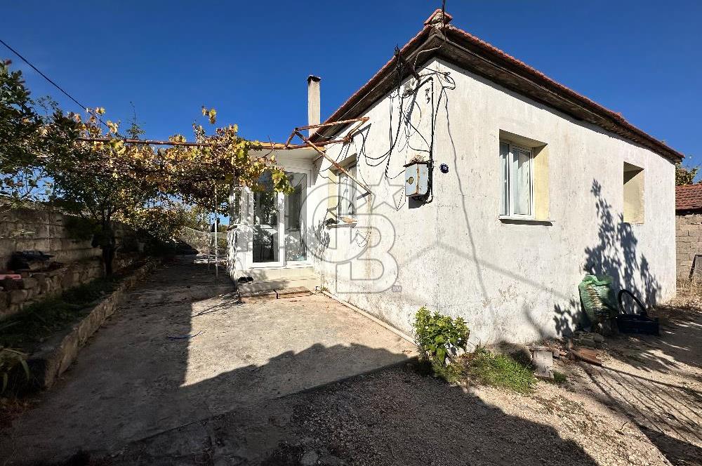 URLA ZEYTİNLER KÖY İÇİNDE 713 M2 ARSA İÇİNDE 2 ADET EV VE AHIR
