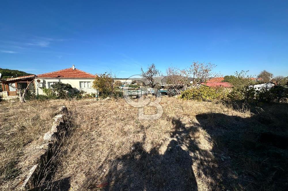 URLA ZEYTİNLER KÖY İÇİNDE 713 M2 ARSA İÇİNDE 2 ADET EV VE AHIR