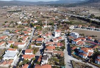URLA ZEYTİNLER KÖY İÇİNDE 713 M2 ARSA İÇİNDE 2 ADET EV VE AHIR