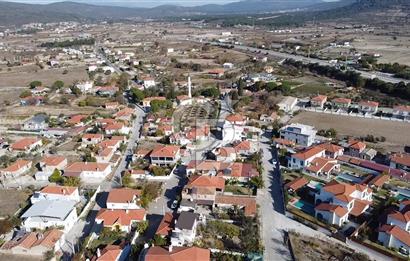 URLA ZEYTİNLER KÖY İÇİNDE 713 M2 ARSA İÇİNDE 2 ADET EV VE AHIR