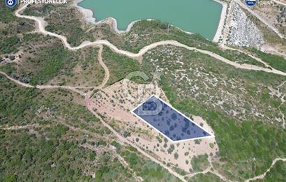Karaburun Eğlenhoca Mahallesi'nde Deniz ve Gölet Manzaralı Tarla