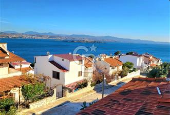 Sığacık  Güneşköy Sitesinde Deniz Manzaralı Bahçeli Satılık Dubleks