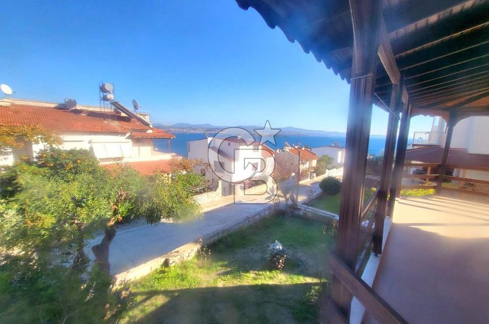 Sığacık  Güneşköy Sitesinde Deniz Manzaralı Bahçeli Satılık Dubleks
