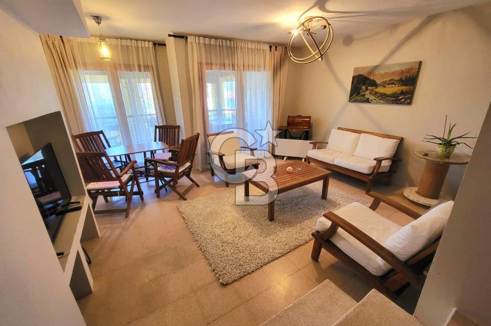 Sığacık  Güneşköy Sitesinde Deniz Manzaralı Bahçeli Satılık Dubleks