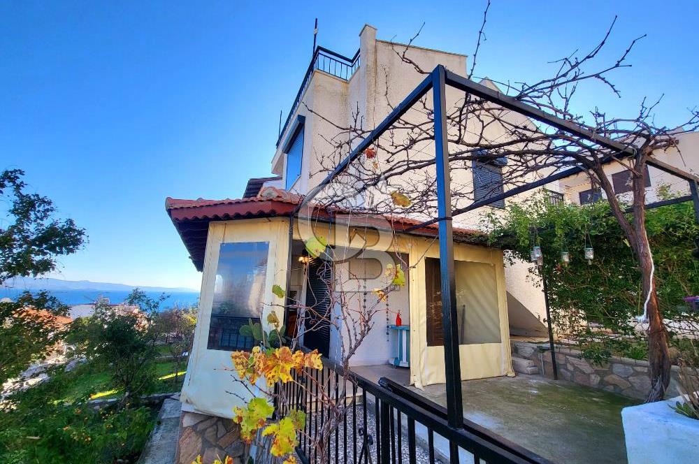 Sığacık  Güneşköy Sitesinde Deniz Manzaralı Bahçeli Satılık Dubleks