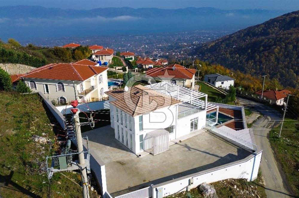 Sapanca Dibektaş'ta Göl ve Orman Manzaralı Satılık Lüks Villa