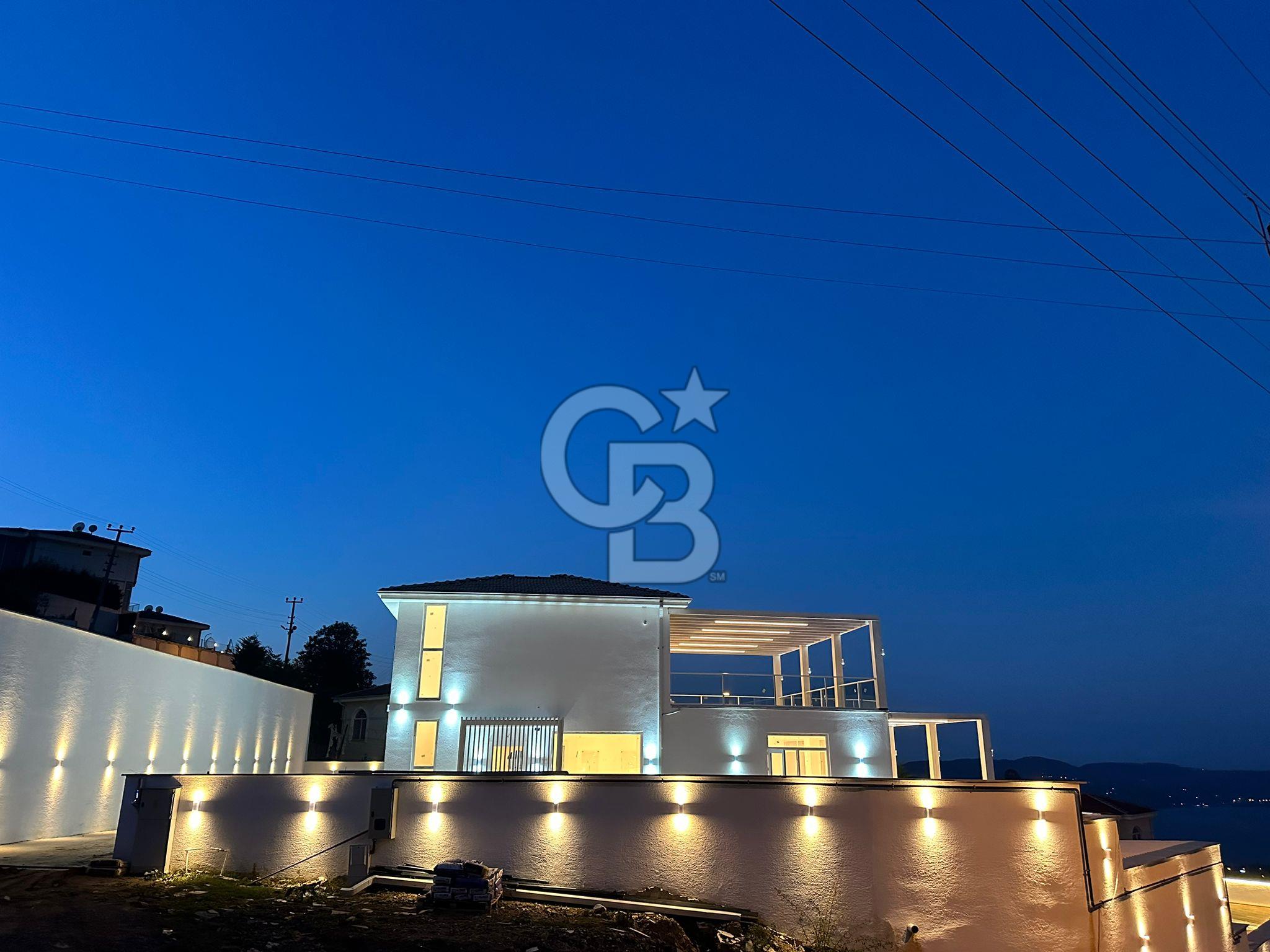 Sapanca Dibektaş'ta Göl ve Orman Manzaralı Satılık Lüks Villa