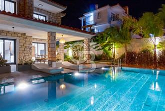 Çeşme Boyalık’ ta 3+2 Eşyalı Satılık Lüks Villa