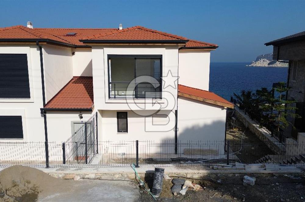 Karaburun Merkez Mahallesi Kuyucak'da 3+1 Denize Sıfır Villa