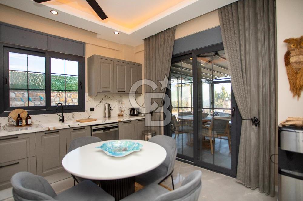 Foça Kocamehmetlerde Satılık 4+1 Dubleks Havuzlu Villa