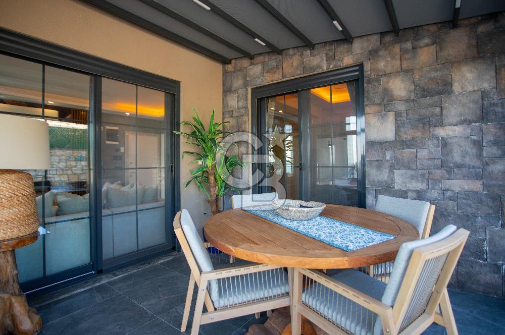 Foça Kocamehmetlerde Satılık 4+1 Dubleks Havuzlu Villa