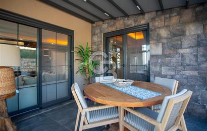 Foça Kocamehmetlerde Satılık 4+1 Dubleks Havuzlu Villa
