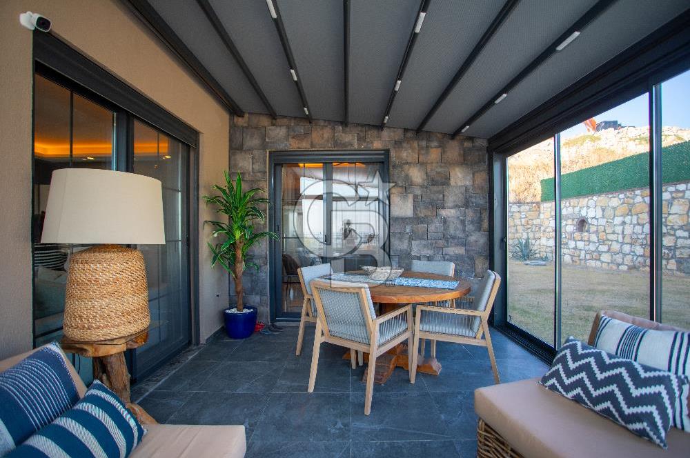 Foça Kocamehmetlerde Satılık 4+1 Dubleks Havuzlu Villa