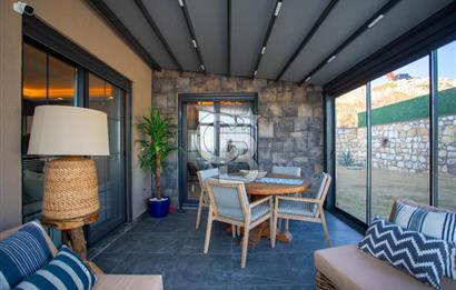 Foça Kocamehmetlerde Satılık 4+1 Dubleks Havuzlu Villa