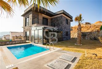 Foça Kocamehmetlerde Satılık 4+1 Dubleks Havuzlu Villa