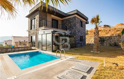 Foça Kocamehmetlerde Satılık 4+1 Dubleks Havuzlu Villa