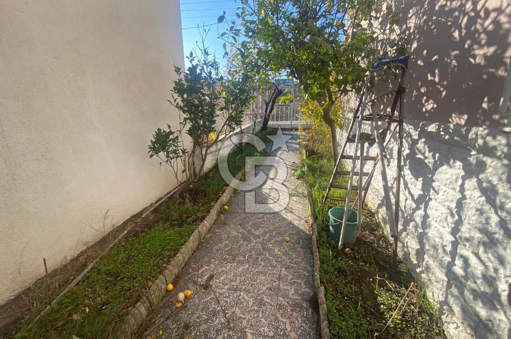Urla Gülbahçede Deniz Manzaralı Satılık Villa