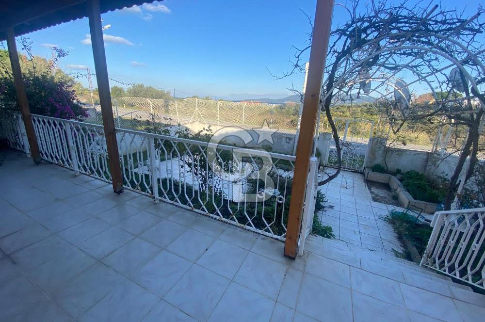 Urla Gülbahçede Deniz Manzaralı Satılık Villa