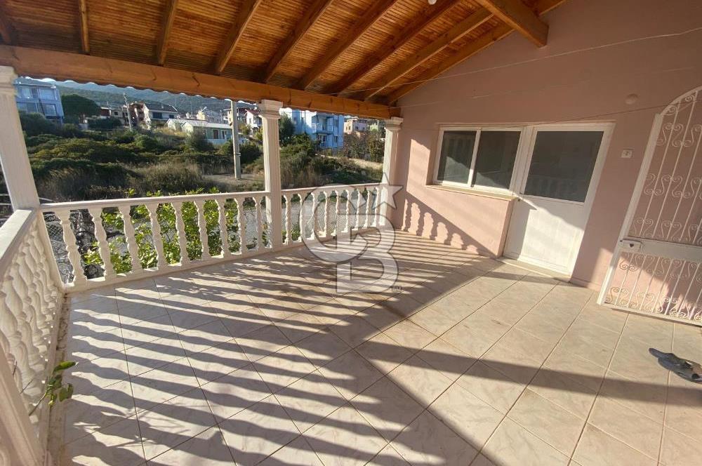 Urla Gülbahçede Deniz Manzaralı Satılık Villa