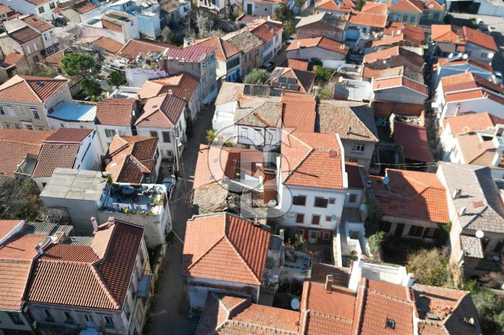 Ayvalık ın Kalbinde Satılık Taş Ev